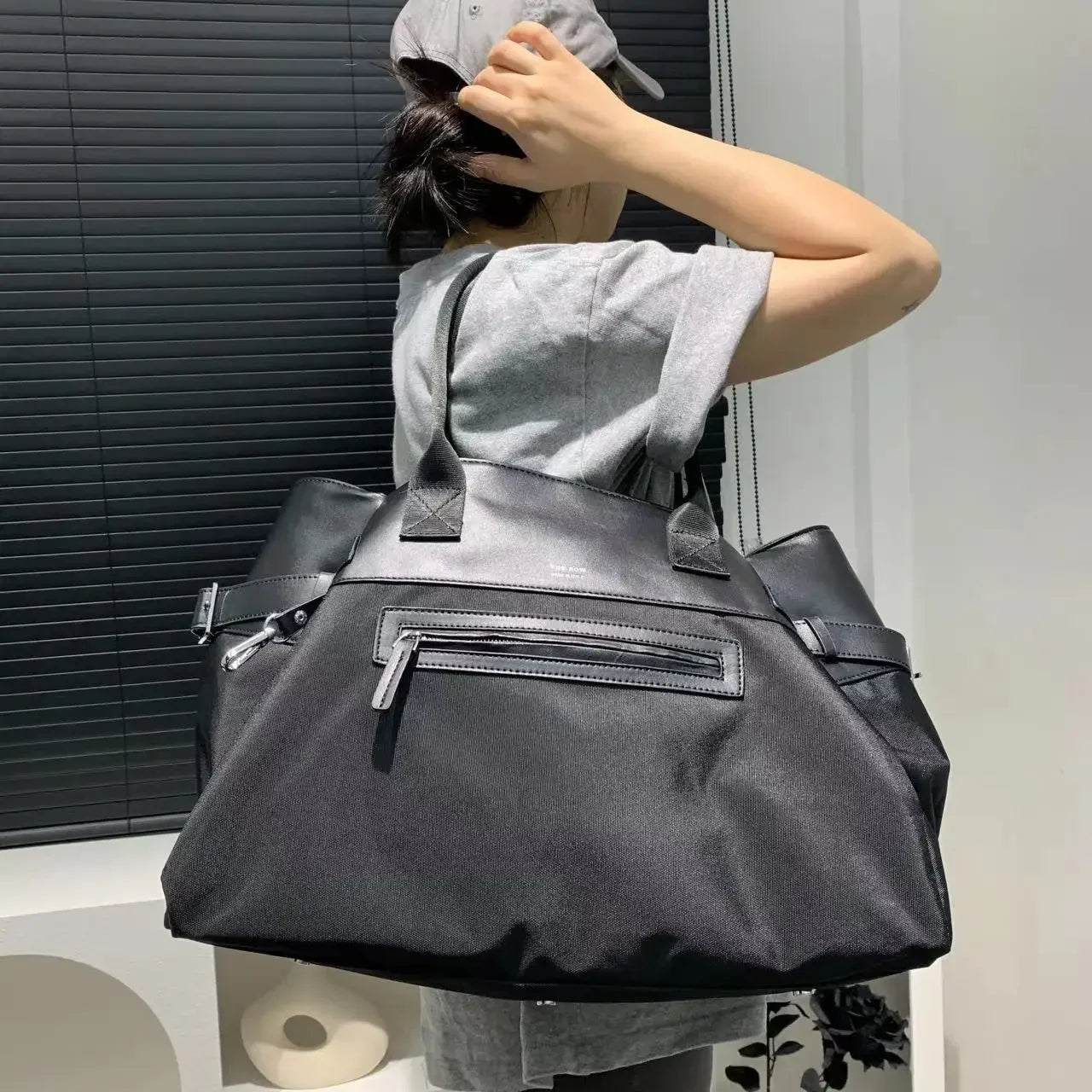 Nylon splicing PU handbag, large capacity commuting bag, fashionable briefcase handbag, travel bag